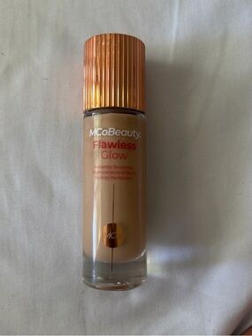 MCoBeauty FLAWLESS GLOW - LUMINOUS SKIN FILTER shade 4.5 medium